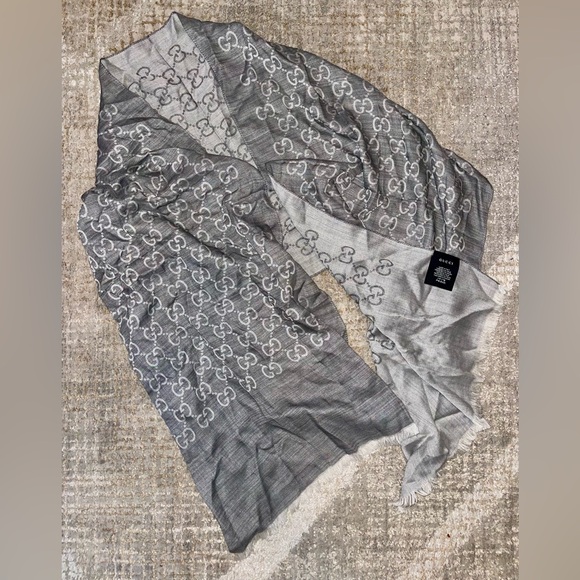 Authentic Gucci Silver Double-sided Scarf - Picture 1 of 4